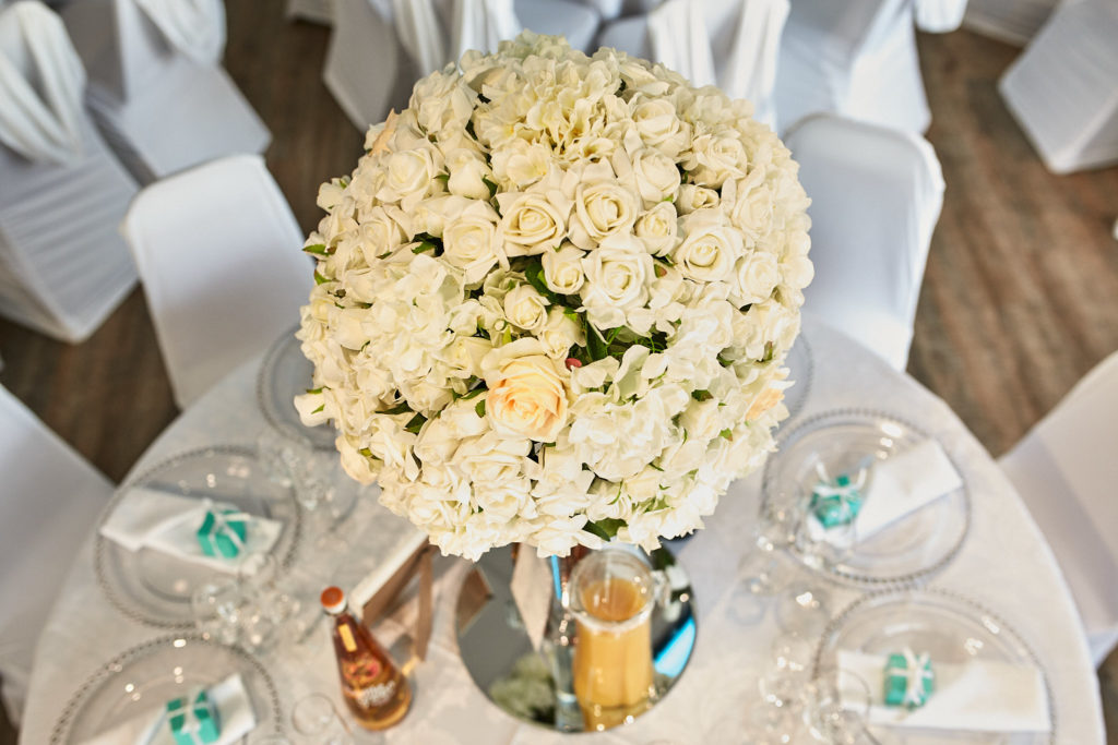Table centrepiece of cream roses seen from above