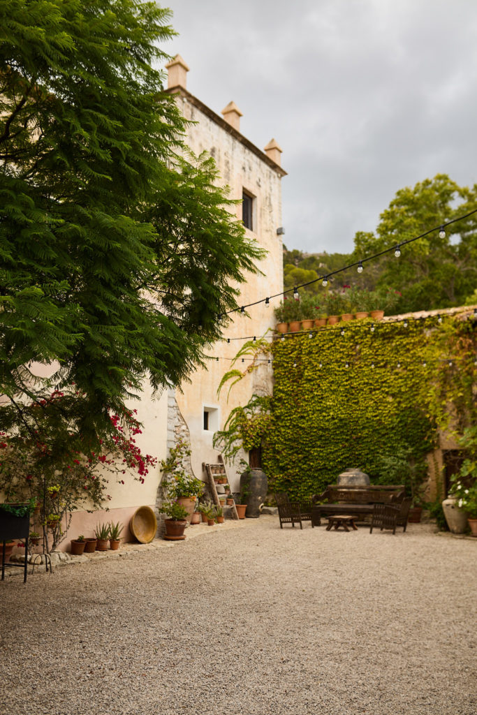 Gravel courtyard with ivy-covered walls at Son Boronat