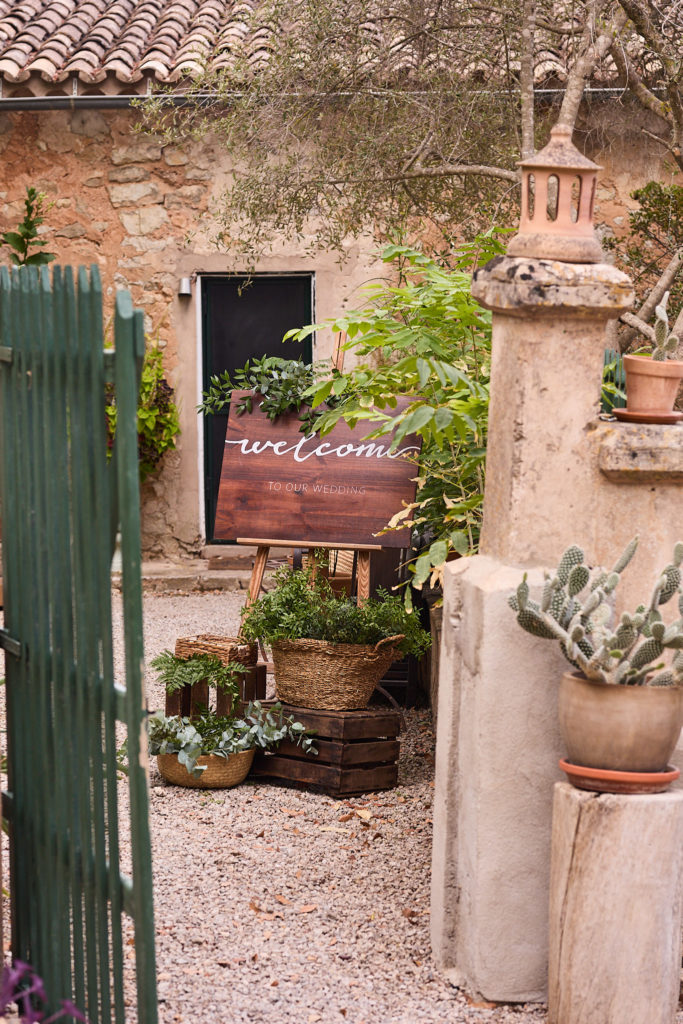 Wooden welcome sign at the entrance to the wedding at Son Boronat