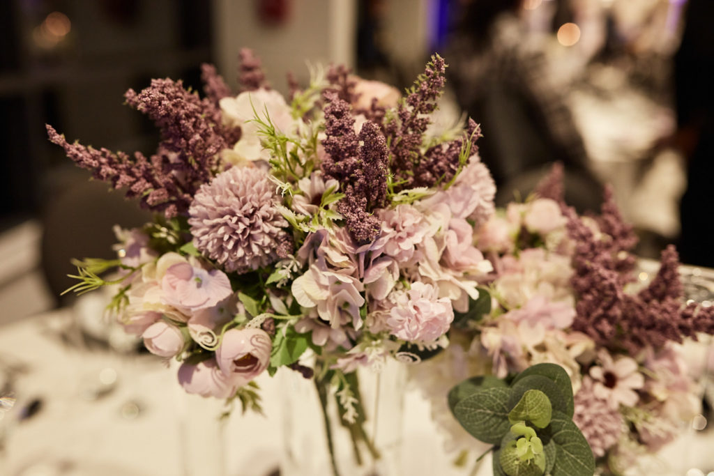Table centrepiece of lilac and blush flowers